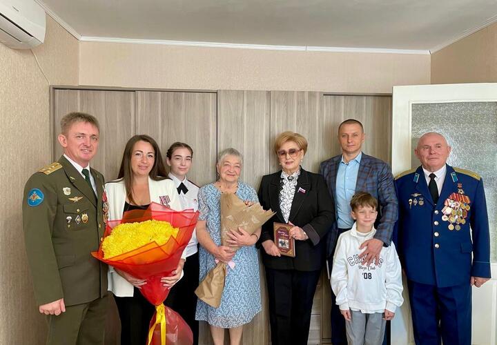 Глава парламента Краснодара Вера Галушко и депутат Гордумы Андрей Анашкин продолжают поздравлять известных земляков с Днем города