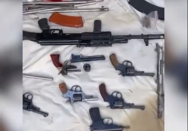 Хватило бы, чтобы вооружить небольшой отряд: целый склад оружия и боеприпасов изъяли полицейские у двух мужчин на Кубани