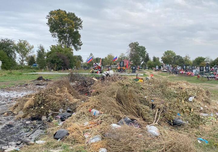 Куча мусора рядом с аллеей почетного захоронения возмутила жителей станицы Нововеличковской на Кубани