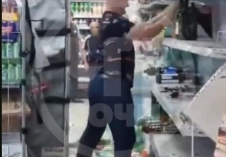 Магазина больше нет: неадекватного  погромщика  а Адлерском районе Сочи задержала полиция