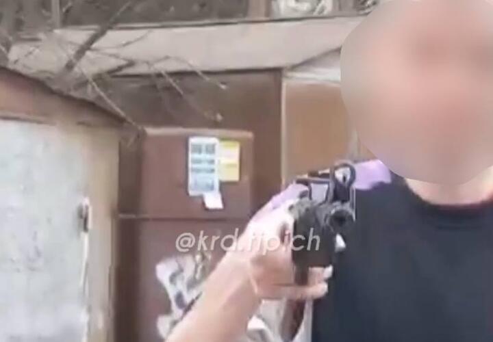 Неадекват расстреливал голубей в Краснодаре, а затем направил оружие на женщину, прямо в лицо