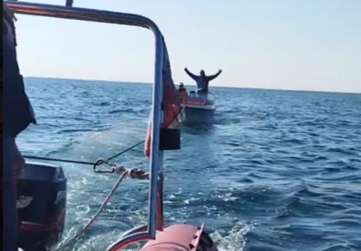 Рыбалка пошла не по плану: трое мужчин и 10-летний ребёнок застряли в открытом море на сломанном катере около Сочи