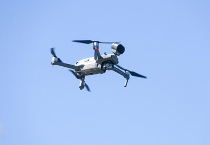  А баррикада из мебели обезопасит от осколков стекла