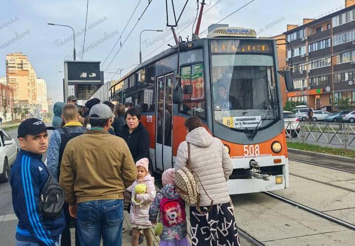 Транспортный коллапс возник в Краснодаре из-за аварии трамваев на улице Московской