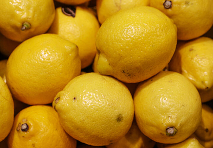 Водитель в спешке собирал фрукты