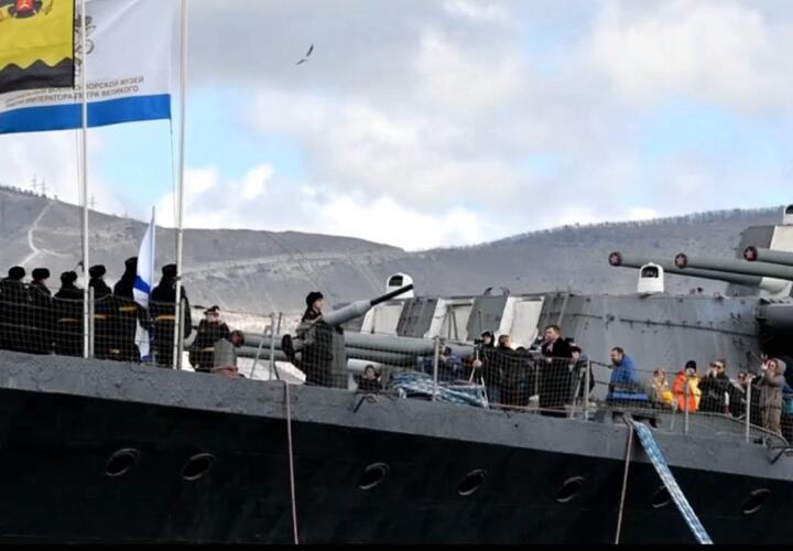 В Новороссийске из сигнального орудия крейсера «Михаил Кутузов» дан выстрел