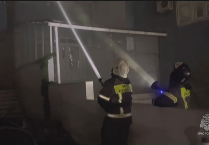 В посёлке Сукко под Анапой из-за пожара в двух зданиях гостиницы эвакуировали сразу 60 человек