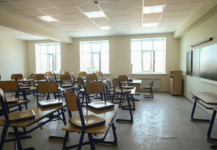 В школе Майкопа кипятком залило фойе, поврежден потолок первого этажа