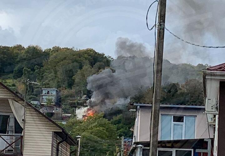 В Сочи у границы с Абхазией горит жилой дом