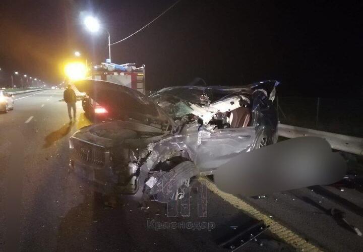 Водитель легковушки погиб, врезавшись в стоящий после ДТП грузовик на трассе в Кореновском районе Кубани