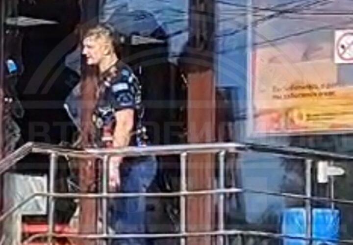 Вопли и осколки стекла: неадекватный мужчина в Сочи громит магазин «Магнит» на улице Ленина