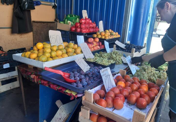Яблоки местные, лимоны из Ирана: сколько стоят фрукты на рынке в Краснодаре, узнал корреспондент «Живой Кубани» 
