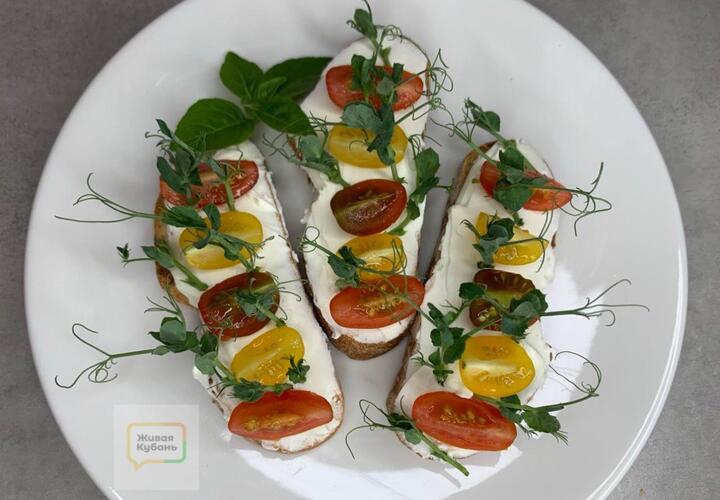 Брускетты с творожным сыром и томатами черри: быстрый рецепт идеального завтрака