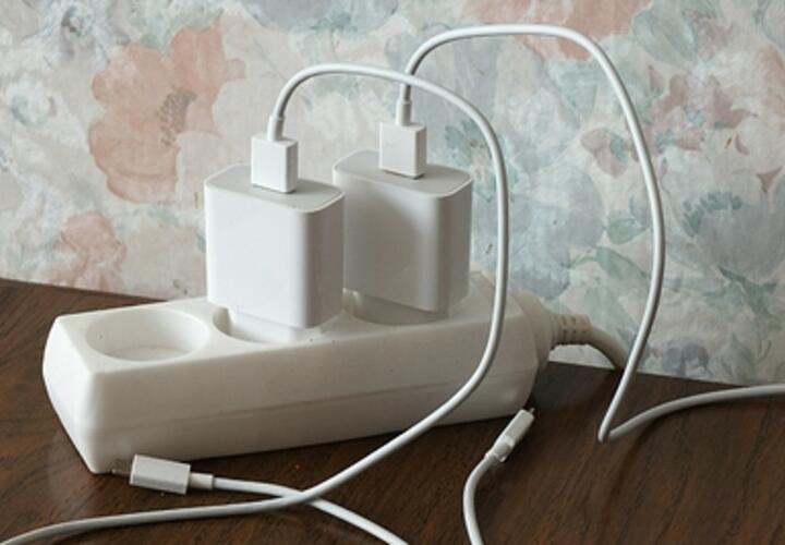 Что будет, если оставить зарядку от телефона в розетке, рассказали в Роскачестве