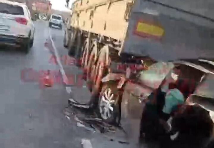 Иномарка с госномерами Беларуси врезалась в стоявший грузовик под Анапой, водитель погиб