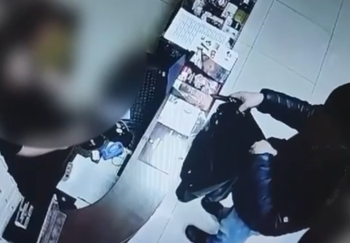 «К вам пожаловал маньяк»: вооружённое нападение на интим-магазин совершено в Краснодаре