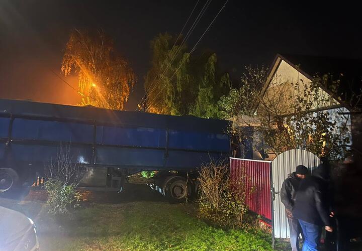 КАМАЗ въехал в жилой дом в Тбилисском районе Кубани