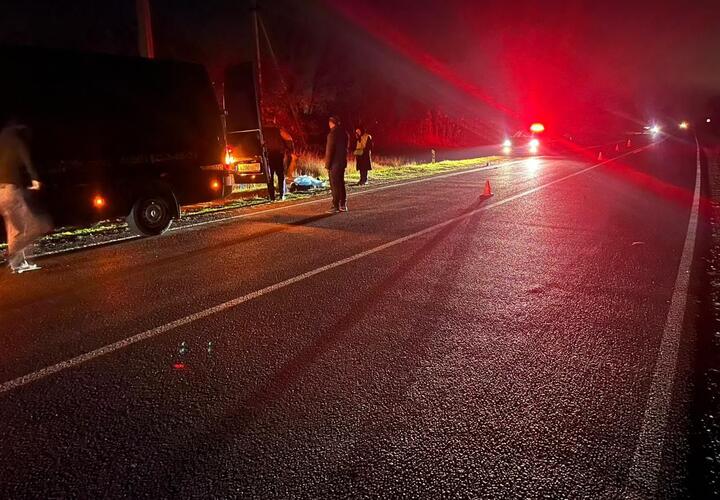 На Кубани полицейские устанавливают личность погибшего под колесами авто мужчины