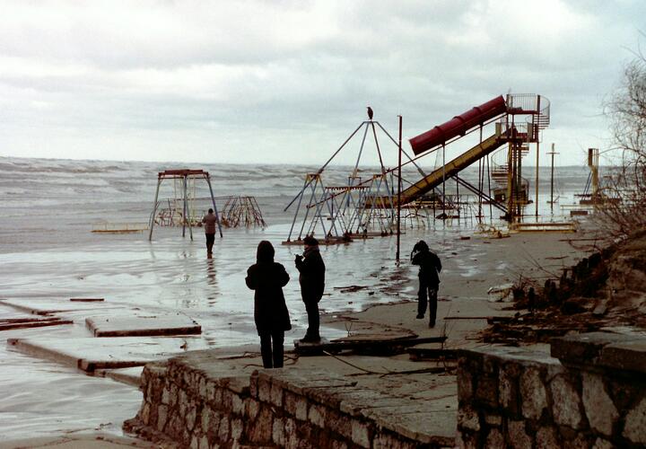 Помятые машины и сорванные кровли: как выглядит Ейск после урагана, показали местные жители