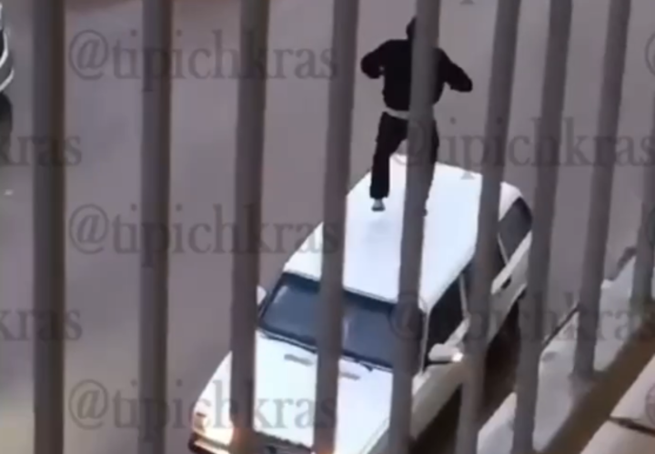 Появилось видео, как в Краснодаре мужчина прыгает на крыше автомобиля, а потом разбивает окна