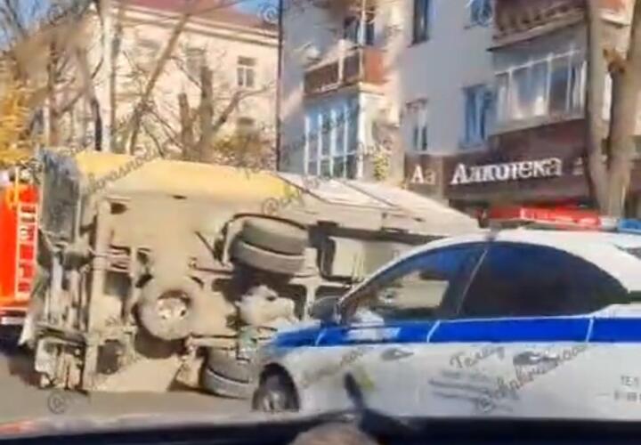 Решил проскочить на красный: водитель грузовика вылетел на перекрёсток и устроил жёсткое ДТП 