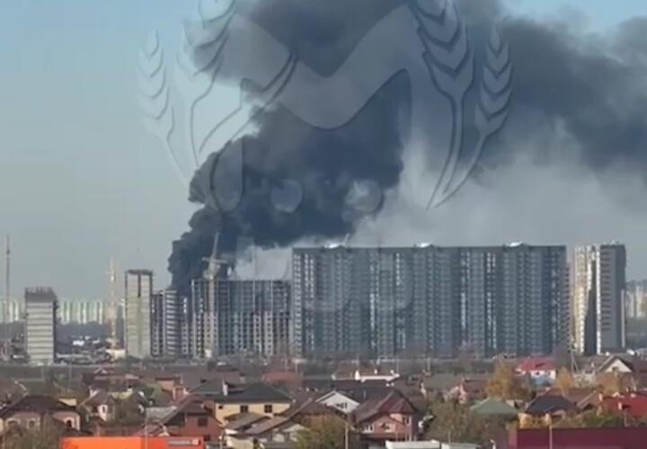 Сколько дыма: крыша новостройки загорелась в Краснодаре