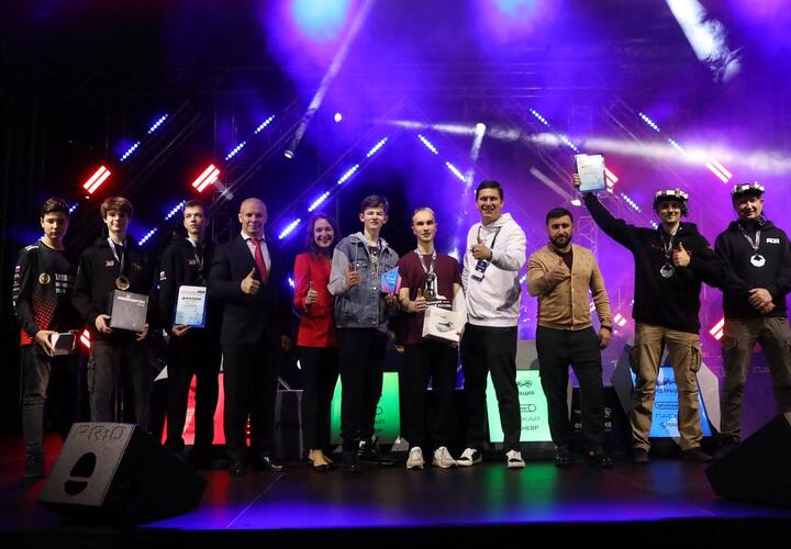 Скорость, дерзость и точность: финалы сезона соревнований гонок дронов 2024 года прошли в Сириусе