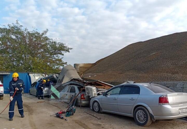  В Краснодаре опорная стена раздавила строительный вагончик с женщиной