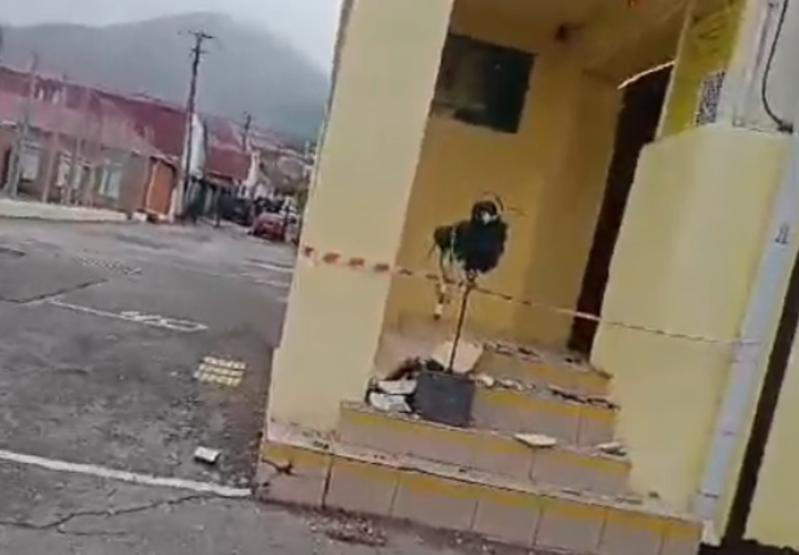 В новороссийской школе дети ходят через черный ход из-за обрушения потолка