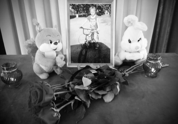  В Приморско-Ахтарске появился стихийный мемориал в память о погибшей при налете дронов ВСУ девочке