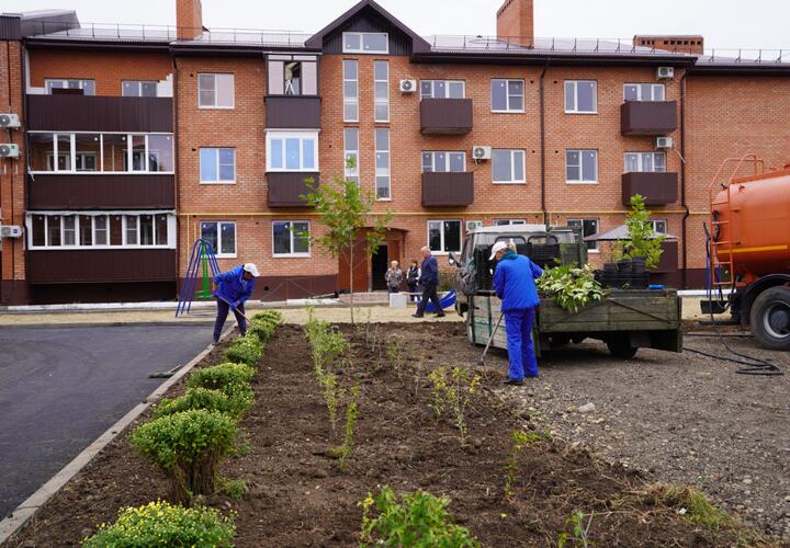 В Приморско-Ахтарске жители пострадавшего от удара украинского БПЛА дома возвращаются в свои квартиры