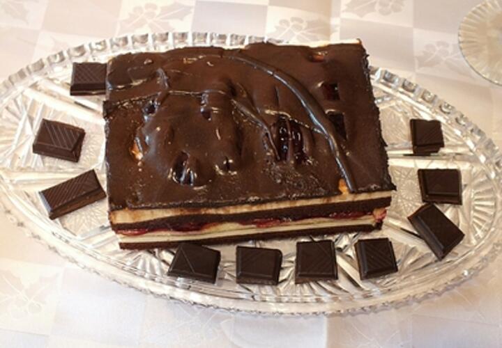 Врач рассказала, кому опасно есть шоколад