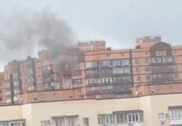 Жителей центра Краснодара напугал черный дым, идущий из квартиры многоэтажки 