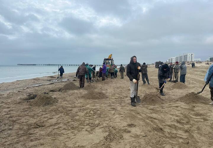 10 тысяч человек очищают черноморское побережье от мазута