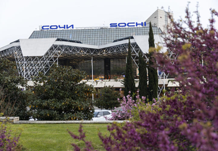 Аэропорт Сочи временно не выпускает и не принимает самолёты