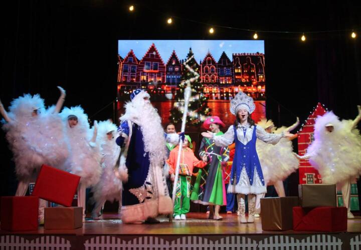 Дети погибших бойцов СВО посетили новогоднее представление в центре культуры «Родина» в Анапе