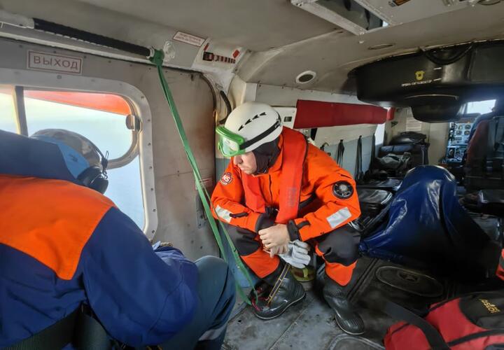Два рыбака перевернулись на резиновой лодке возле побережья Сочи
