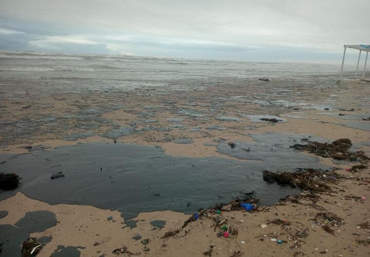 «Это, конечно, кошмар»: огромные пятна мазута обнаружены уже и на центральных пляжах Анапы