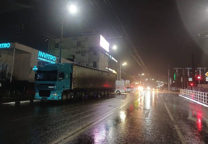 Грузовик задавил человека в Новороссийске