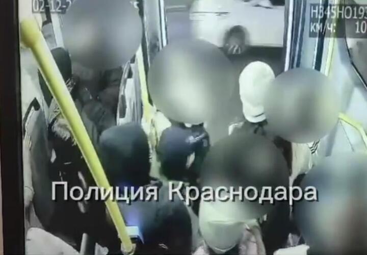 Известно наказание, которое получил водитель автобуса, вёзший детей с открытой дверью на полной скорости