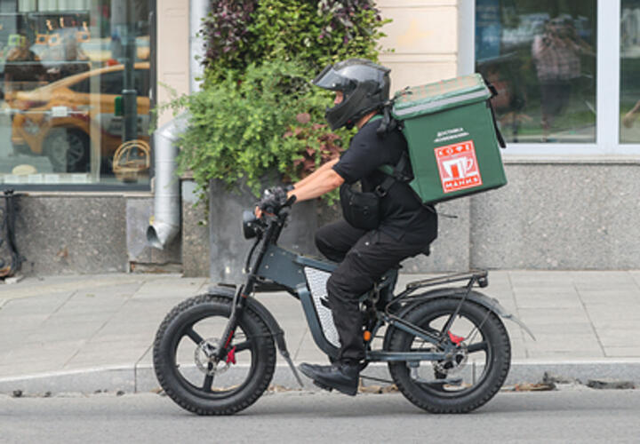 Хочешь большую зарплату - иди в курьеры: на Кубани доход доставщиков продуктов и товаров заметно вырос