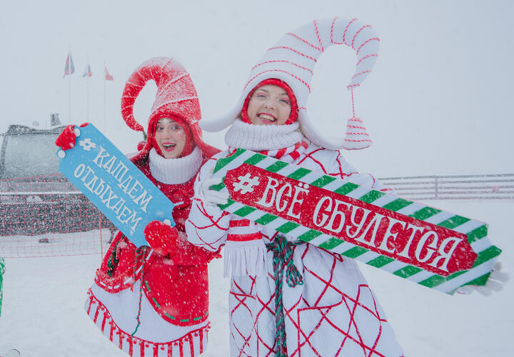 Первые снегопады на курорте начались еще в октябре, и сейчас высота снежного покрова позволила нам уже открыть ряд трасс для любителей горных лыж и сноуборда. 