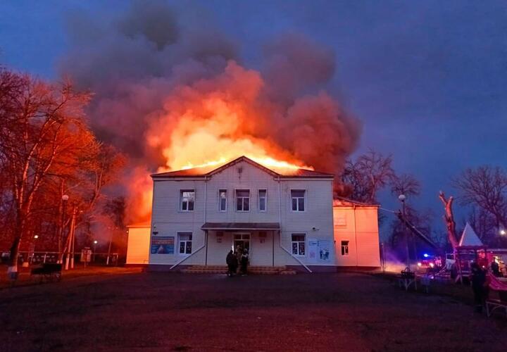 Малыши остались без новогодних утренников: в посёлке Газырь на Кубани сгорел единственный Дом культуры