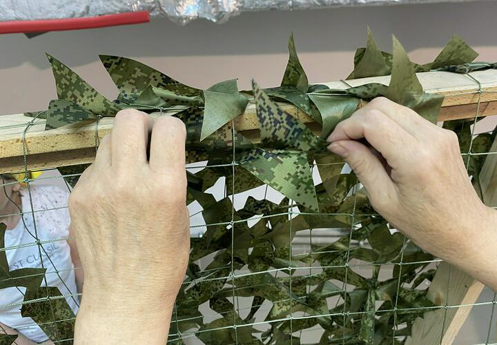 Пожилые люди с энтузиазмом занимаются изготовлением сетей, маскировок и окопных свечей