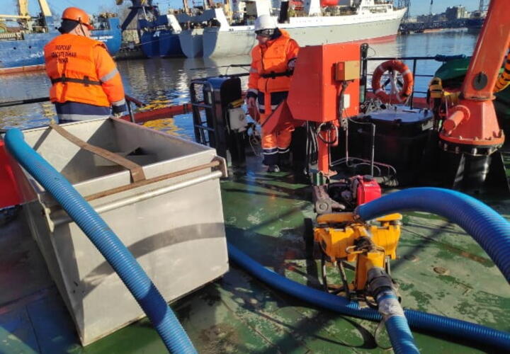 Нефтепродукты из затонувших судов в Керченском проливе будут откачивать с помощью специальной установки