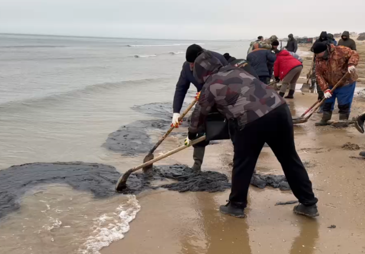 Новый выброс мазута зафиксирован возле пляжа «Динамо» в Анапе