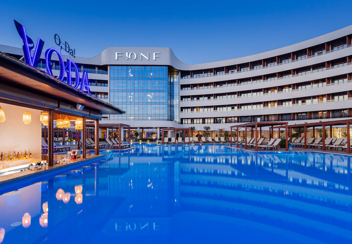 Отели FЮNF и Mövenpick стали победителями конкурса «Курортный олимп» 