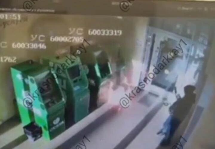 Появилось видео, как женщина поджигает банкомат в Краснодаре