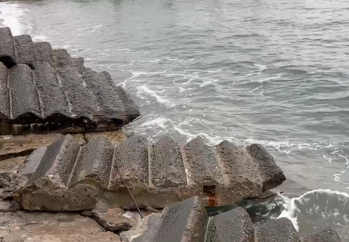 Появилось видео разрушенных береговых укреплений в Сочи
