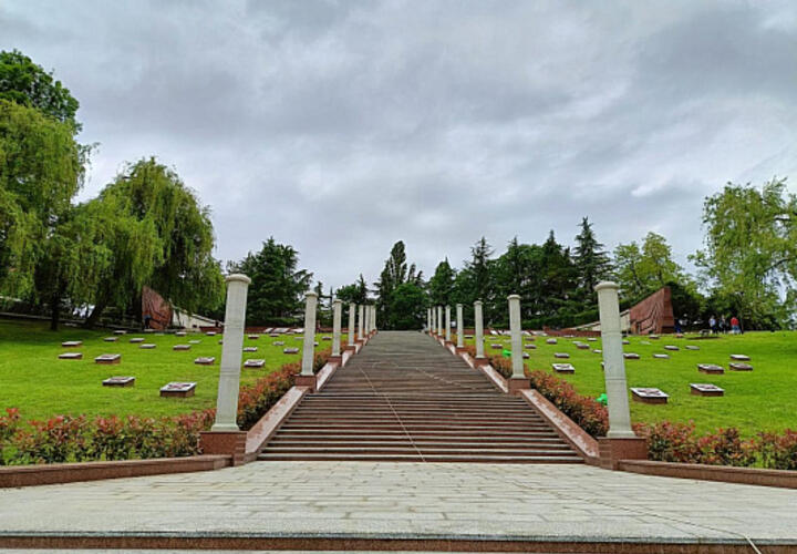 Сломанный инвентарь и строительные спецовки: в Сочи забросили реконструкцию воинского мемориала в центре города